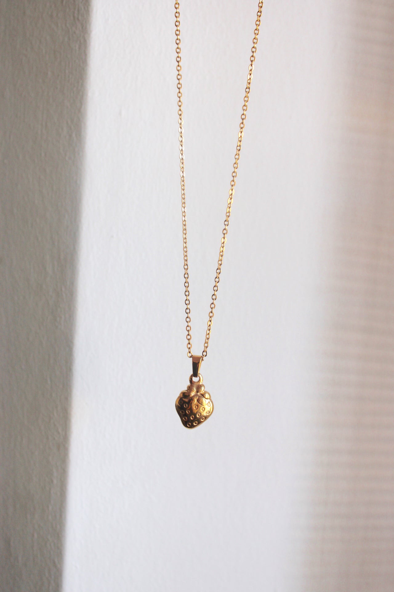 304 stainless steel strawberry pendant necklace. 
17.6inch chain 