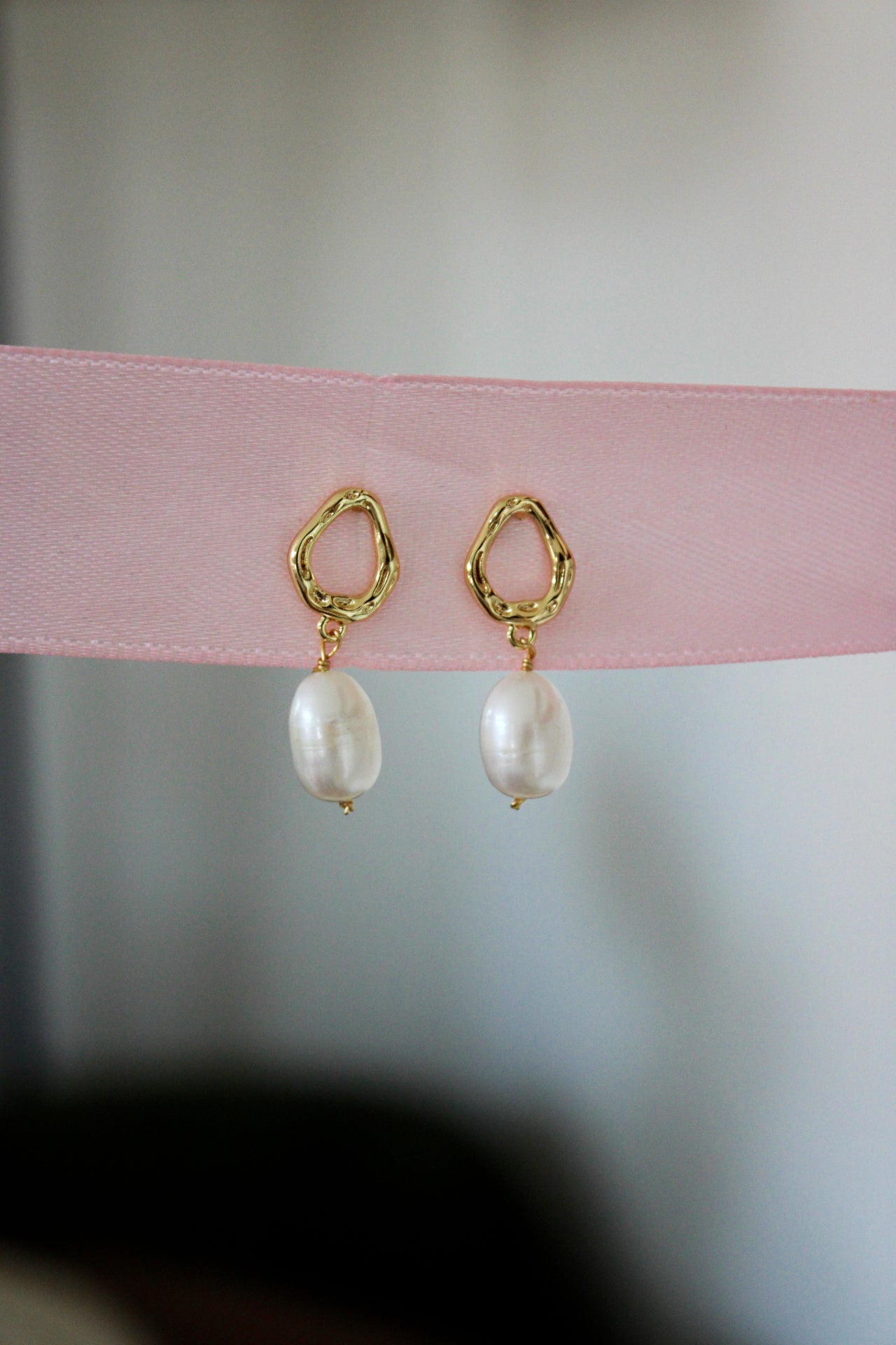organic oval / pear changed molten style studs with cut out, with real freshwater walls. real 18k gold plated
