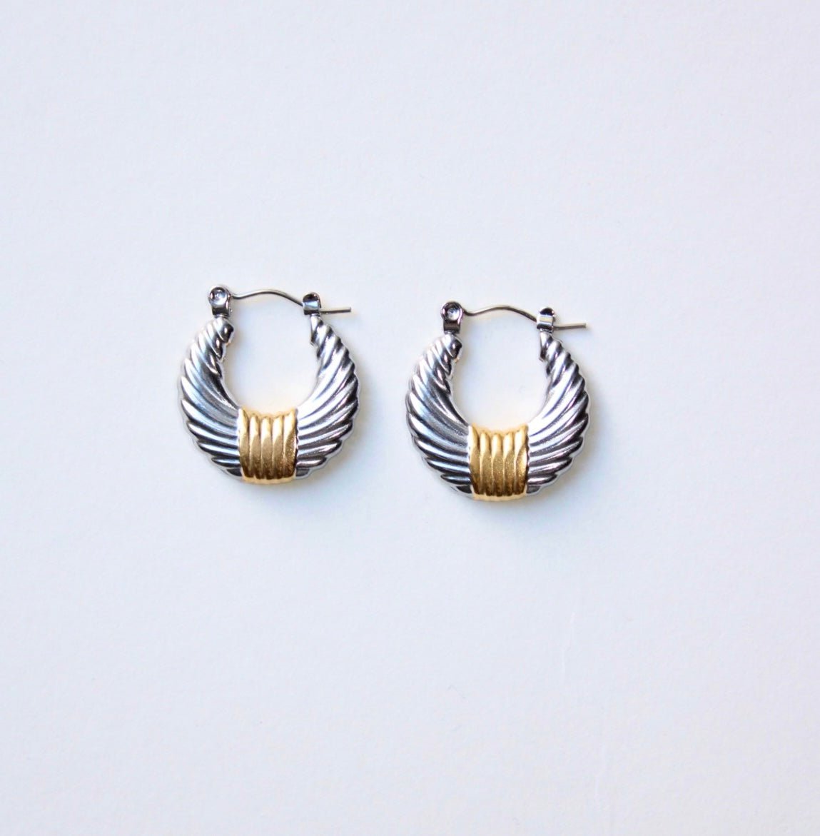 two tone ribbed clasp vintage style earrings