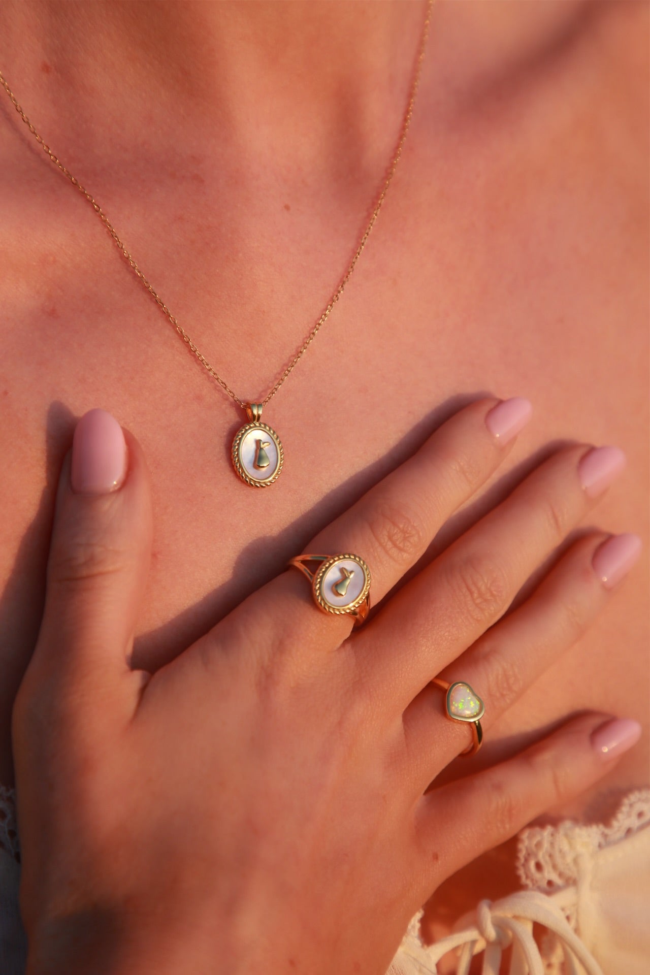 925 sterling silver with real 18k gold plating chain, vintage style pendant necklace with mother of pearl centre and fruit pear in the centre. 