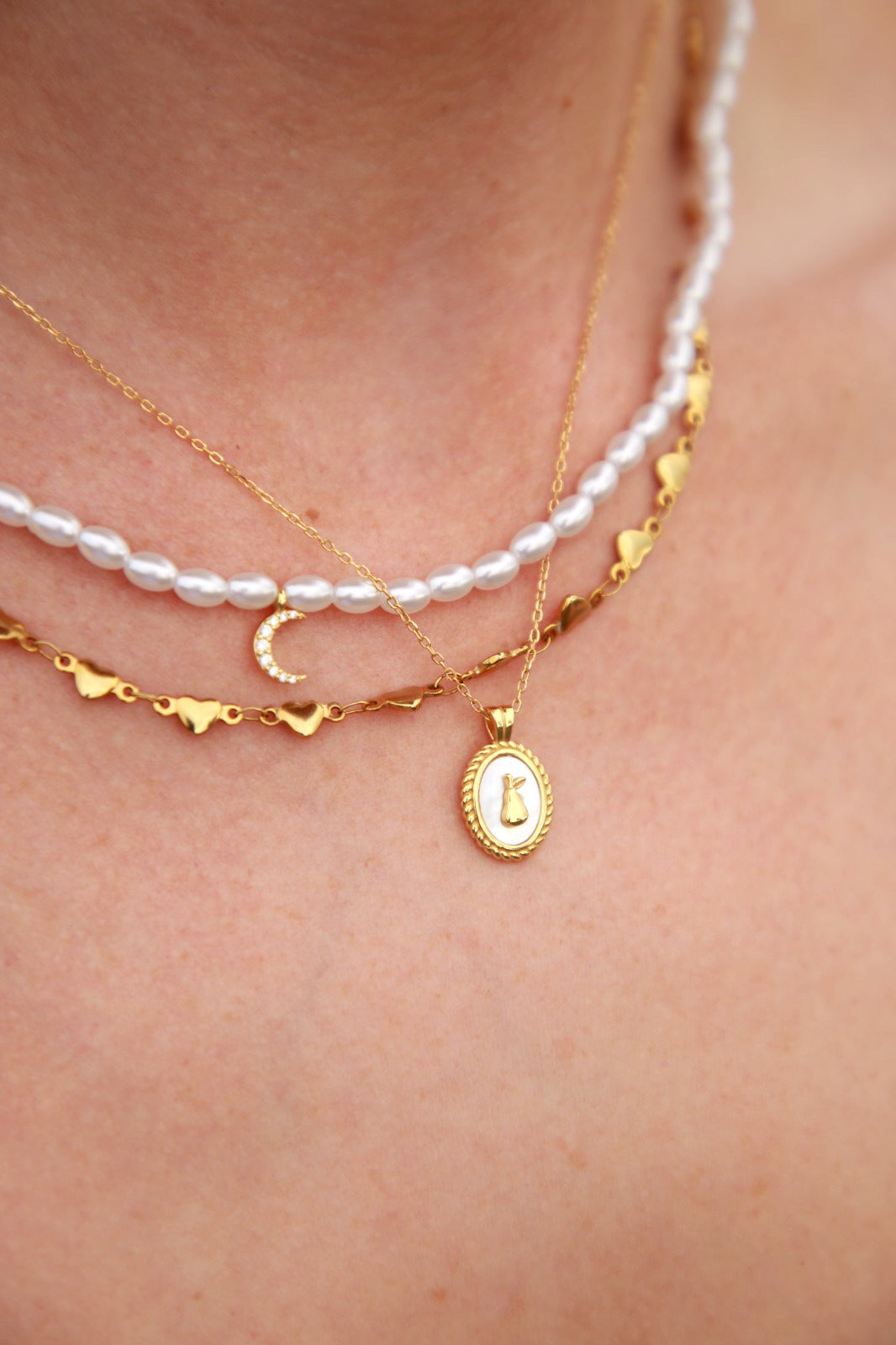 925 sterling silver with real 18k gold plating chain, vintage style pendant necklace with mother of pearl centre and fruit pear in the centre. 